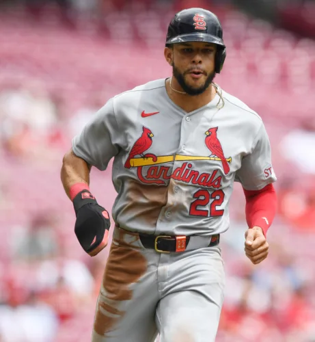 Cardinals edge Reds in opener